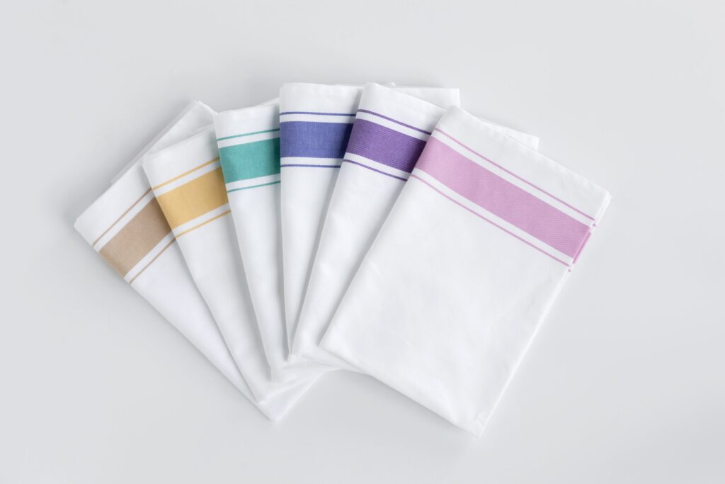 Color Bar Dish Cloth Tea Towel size 50*70cm with excellent water absorbency. 100% pure high quality cotton material. Five color options yellow, coffee, green pink, and purple. Used for drying glasses, plates, and table wares in five-star hotels, restaurants, bars, and homes. Made by China factory.