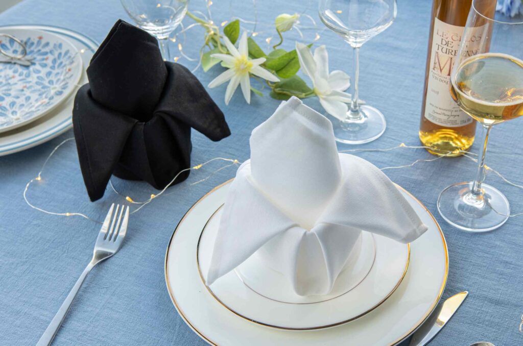 Sateen Border design black, white, yellow, beige, red, light beige, grey and pink. 8 colors in stock and color customization available. Jacquard single pattern available as napkins and tablecloths. 100% high-quality cotton material luxury table linen.